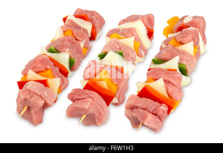 Rohe Schaschlik klebt auf weißem Hintergrund Stockfoto