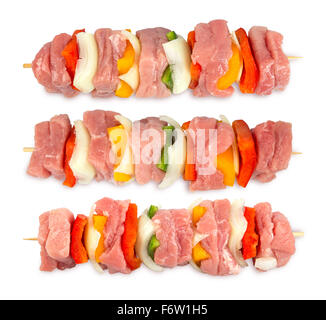 Rohe Schaschlik klebt auf weißem Hintergrund Stockfoto