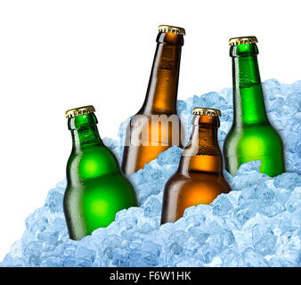 blaue und grüne Bierflaschen auf Eis Stockfoto