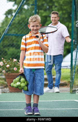 Vater Dropping Sohn aus für Tennisunterricht Stockfoto