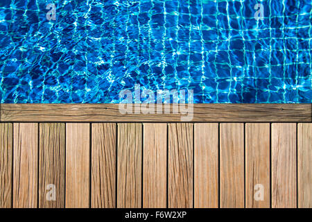 Holzbohlen über Schwimmbad Oberfläche Stockfoto