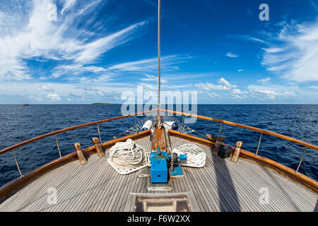 Segelboot auf dem weiten Ozean Stockfoto