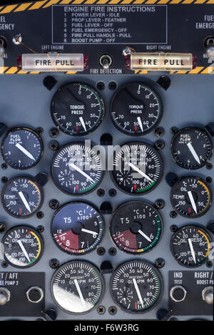 airplane dashboard with many circular instruments Stockfoto