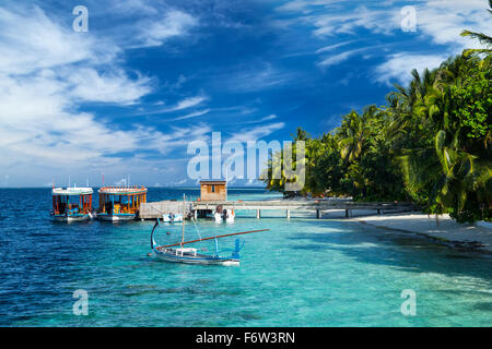 Dhoni Boote am Steg einer paradiesischen maledivischen Insel Stockfoto