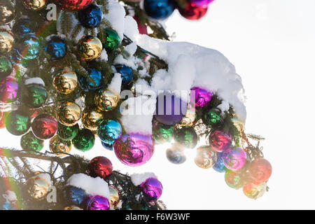 Bunte Weihnachtskugel Ornamente auf einen riesigen Weihnachtsbaum auf Saechselaeutenplatz, außerhalb Opernhaus Zürich, Schweiz. Stockfoto