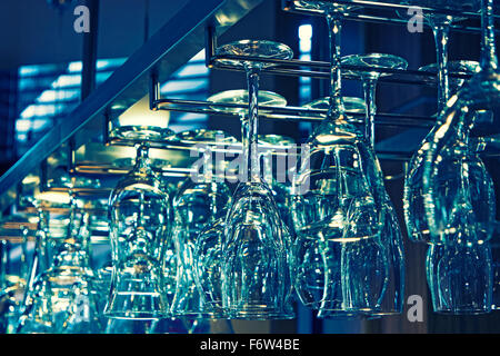 Viele Gläser Wein (Gesamtintonation) in bar getönten Bild hängen Stockfoto