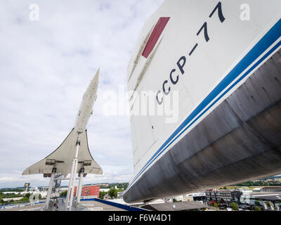 Blick vom neben den ausrangierten russischen Tupolev Tu-144 Überschall-Passagierflugzeug auf seine europäischen Amtskollegen Concorde. Stockfoto