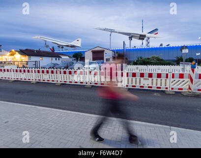 Eine ausrangierte Tupolev Tu-144 und eine Concorde Überschall-Passagierflugzeug, sowohl auf dem Display auf dem Dach des Deutschen Museums. Stockfoto