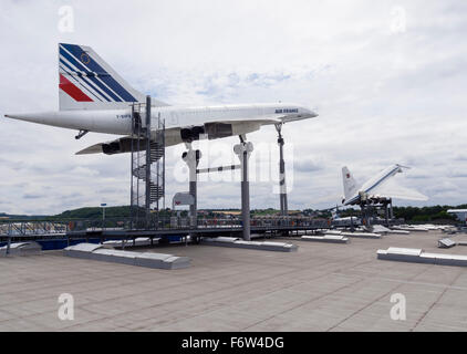 Eine ausrangierte russische Tupolew Tu-144 Überschall-Passagierflugzeug (rechts) und dem westlichen Pendant Concorde. Stockfoto