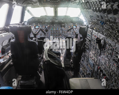 Cockpit einer Concorde Überschall-Passagierflugzeug ausgestellt im Museum für Technik in Sinsheim, Deutschland. Stockfoto