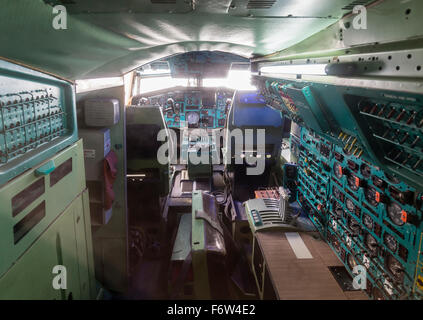 Cockpit einer russischen Tupolev Tu-144-Überschall-Passagierflugzeug ausgestellt im Museum für Technik in Sinsheim, Deutschland. Stockfoto