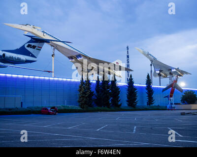 Eine ausrangierte Tupolev Tu-144 und eine Concorde Überschall-Passagierflugzeug, sowohl auf dem Display auf dem Dach des Deutschen Museums. Stockfoto