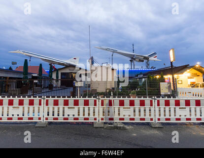 Eine ausrangierte Tupolev Tu-144 und eine Concorde Überschall-Passagierflugzeug, sowohl auf dem Display auf dem Dach des Deutschen Museums. Stockfoto