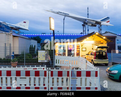 Eine ausrangierte Tupolev Tu-144 und eine Concorde Überschall-Passagierflugzeug, sowohl auf dem Display auf dem Dach des Deutschen Museums. Stockfoto