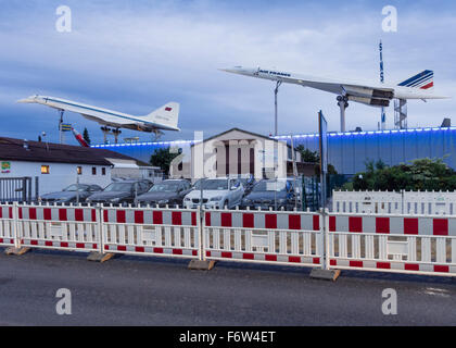 Eine ausrangierte Tupolev Tu-144 und eine Concorde Überschall-Passagierflugzeug, sowohl auf dem Display auf dem Dach des Deutschen Museums. Stockfoto