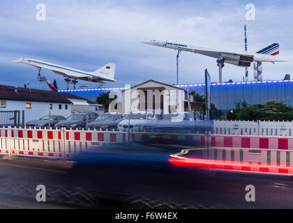 Eine ausrangierte Tupolev Tu-144 und eine Concorde Überschall-Passagierflugzeug, sowohl auf dem Display auf dem Dach des Deutschen Museums. Stockfoto