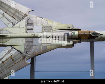 A verworfen russischen MIG-23 Kampfjet auf dem Display vor dem Museum für Technik in Sinsheim, Deutschland Stockfoto