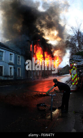 Thornton, Bradford, Yorkshire, Großbritannien. 19. November 2015. Feuerwehrleute, die Teilnahme an einem Feuer in Aussicht auf eine Mühle in Thornton, in der Nähe von Bradford. Das Gebäude wurde später abgerissen. Bildnachweis: Paul Thompson/Alamy Live News Stockfoto