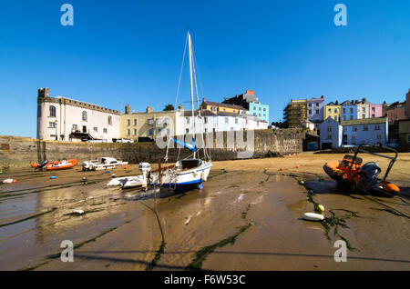 Mehrere Boote vertäut im Hafen bei Ebbe Sand an einem sonnigen Nachmittag, Tenby, Pembrokeshire, Wales, UK. Stockfoto