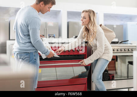 Junges Paar einkaufen Küchenausstattung Stockfoto