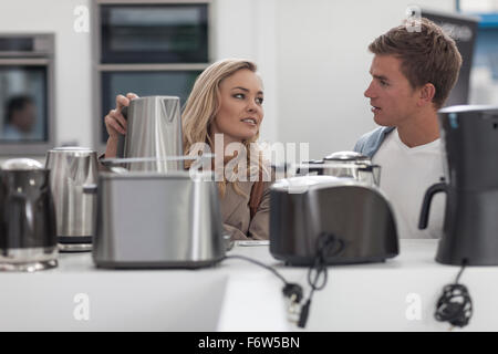 Junges Paar einkaufen Küchenausstattung Stockfoto