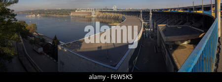 Panoramablick auf Dnjepr Kraftwerk Wasserkraftwerk, Dnjepr und Chortyzja Insel in der Ukraine Stockfoto