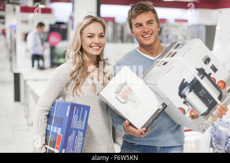 Junges Paar einkaufen Küchenausstattung Stockfoto