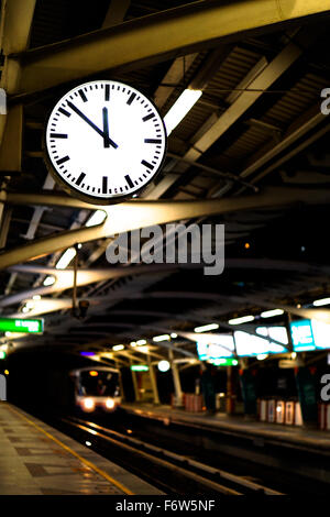 Bahnsteig mit fast Mitternacht, Zeit oder Transport abstraktes Konzept-Uhr Stockfoto