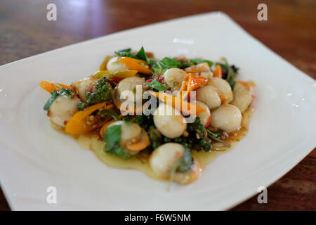 Scharf und würzig gebratene Jakobsmuschel mit Chili und Pfeffer Stockfoto