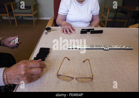 Nahaufnahme der Partie Domino im Tageszentrum Stockfoto