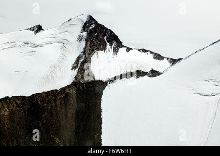 Tien-Shan-Berge in Herbstfarben, Autonome Region Xinjiang, China. Stockfoto