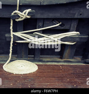 Maritime Seil auf Holzterrasse eine alte Yacht aufgerollt Stockfoto