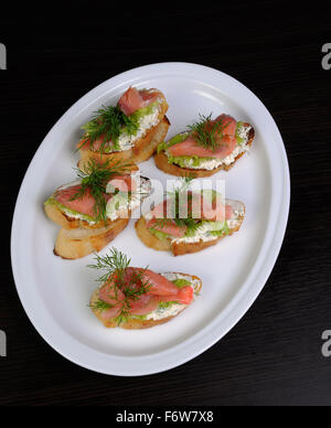 Sandwich mit Ricotta, eingelegtem Ingwer und einem Stück gesalzenen Lachs Stockfoto