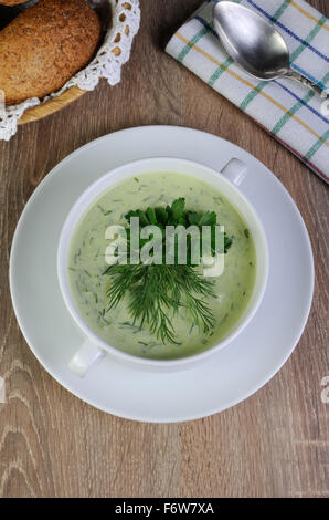 Eine Schüssel Suppe mit Dillsauce und Petersilie auf dem Tisch mit croutons Stockfoto