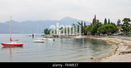 Hafen von Torri del Benaco am Gardasee Stockfoto