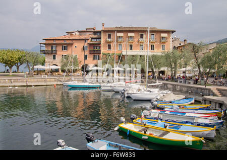 Hafen von Torri del Benaco am Gardasee Stockfoto