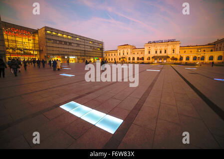 Krakau, Polen, 3. November 2015. Krakau Stadtansicht des Hauptbahnhofs quadratische Sonnenuntergang Abend. Stockfoto