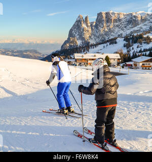 St. Ulrich, Italien - ca. Dezember 2012: Vater und Sohn auf den verschneiten Pisten der Alpen Skifahren. Stockfoto