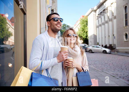 Brautpaar mit Einkaufstüten und Kaffee in der Stadt Stockfoto