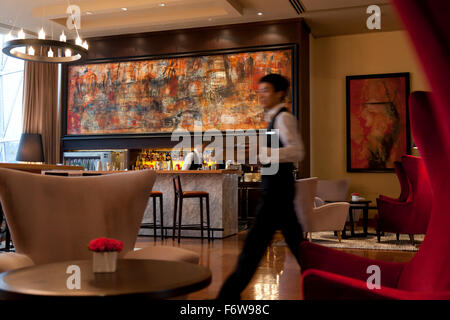 Die Bar des St. Regis Chengdu Hotels in Chengdu, Sichuan, China. Stockfoto