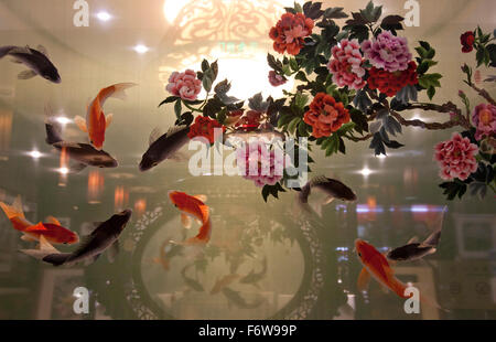 Eine Stickerei montiert zwischen Glasscheiben zum Verkauf an das Shu-Brokat-Museum in Chengdu in Sichuan in China. Stockfoto