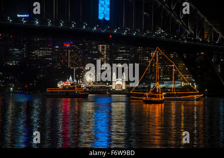 Am Silvesterabend 2014 vor dem Feuerwerk in Australien leuchteten die Boote unter der Sydney Harbour Bridge Stockfoto