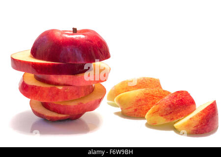 Das Foto zeigt einen Apfel auf weißem Hintergrund Stockfoto