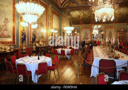 Der Speisesaal im He Royal Pavillon Gebäude in Brighton, UK. Richten Sie für ein corporate Dinner-event Stockfoto