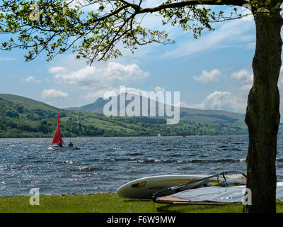 Jolle Segeln auf Bala Lake mit den Aran-Bergen im Hintergrund, Arun Fawddwy, Stockfoto