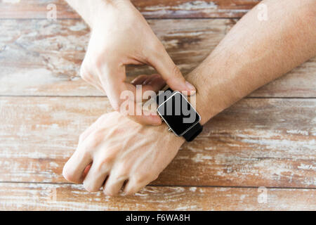 Nahaufnahme von männlichen Händen Smartwatch einstellen Stockfoto