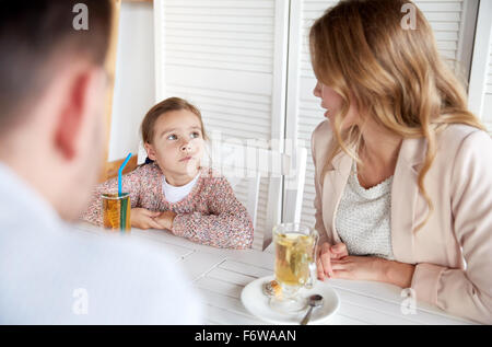 glückliche Familie beim Abendessen im Restaurant oder café Stockfoto