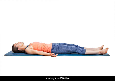 Sportliche Frau entspannt sich in Yoga Asana Savasana Stockfoto