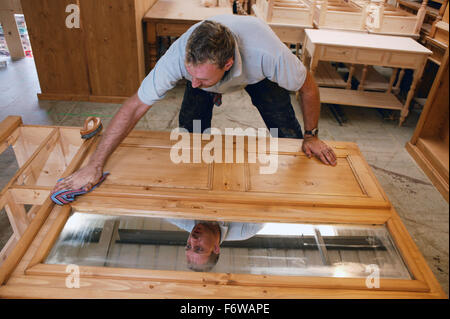 Menschen mit einer geistigen Behinderung Kiefer Möbel Stockfoto