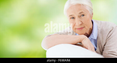 glückliche senior Frau ruht auf sofa Stockfoto